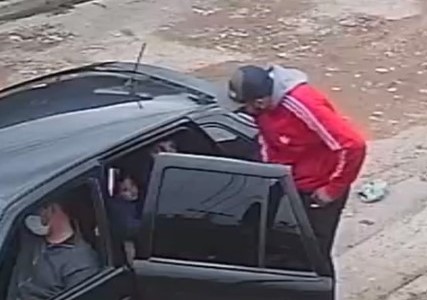 Video: la esperaba en su casa y le pegó una piña en la cara a su novia