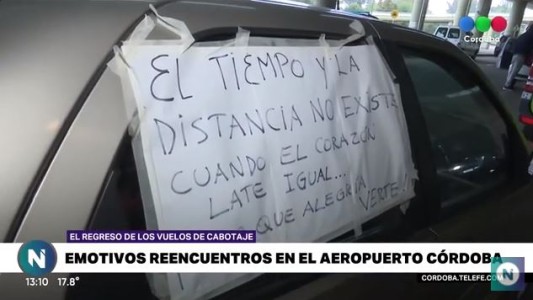 "El tiempo y la distancia no existen" el emotivo cartel de bienvenida de una familia en el aeropuerto