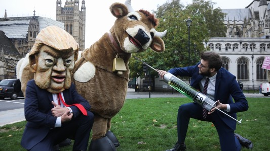 Particular protesta de activistas en Reino Unido contra un acuerdo comercial con EE.UU.