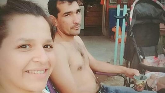 Vació el tambor de un revólver a su pareja delante de sus hijos y se escapó: la mujer está grave