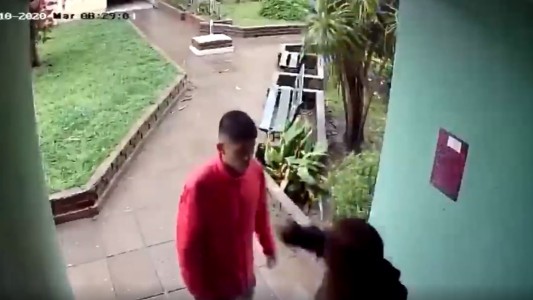 Video: una mujer se defendió a los empujones de dos delincuentes