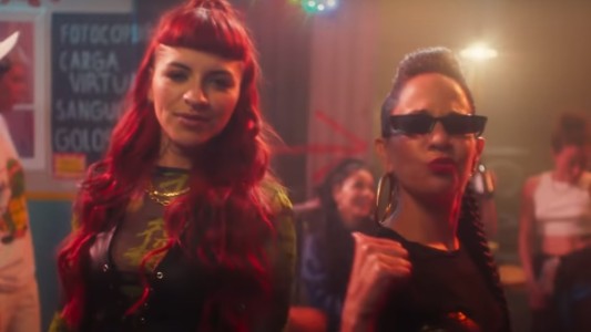 "Soltera": Miss Bolivia y Cazzu juntas