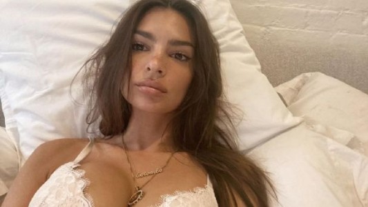 Emily Ratajkowski se desnuda y muestra en un video su pancita de embarazada