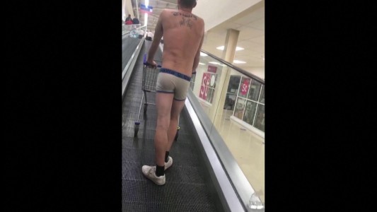 Protesta en calzoncillos en un supermercado
