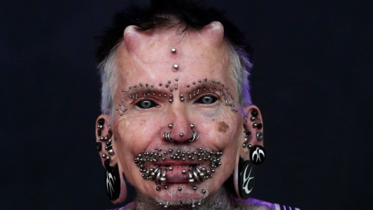 El hombre con más modificaciones corporales del mundo: 450 piercings, dos cuernos y 90% del cuerpo tatuado