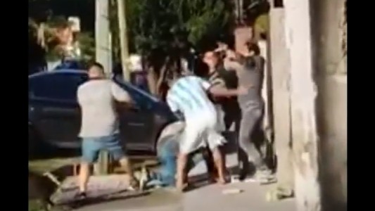 Video: vecinos atraparon a un ladrón, apareció el hermano para defenderlo y lo noquearon