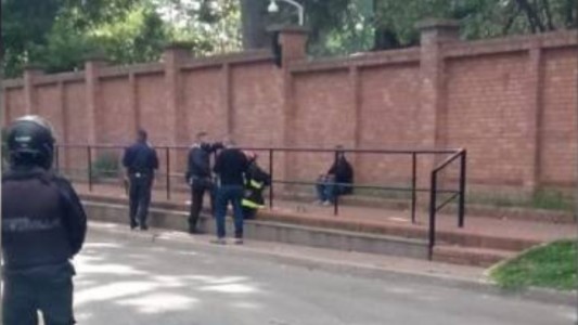 Intentó lesionarse en la puerta de la Quinta de Olivos el mismo hombre que había tirado una molotov
