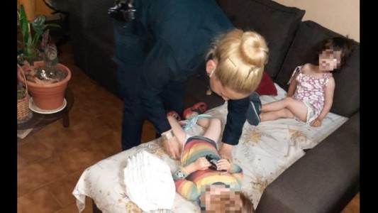 Rescataron a mellizos de dos años abandonados en un departamento