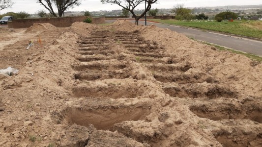 VIDEOS Y FOTOS: las fosas que se cavan en el cementerio San Vicente por las muertes que causa el coronavirus