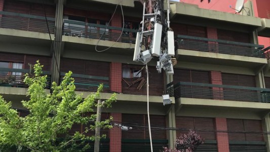 Video: Una antena cayó en un edificio céntrico de Playa Grande en Mar del Plata