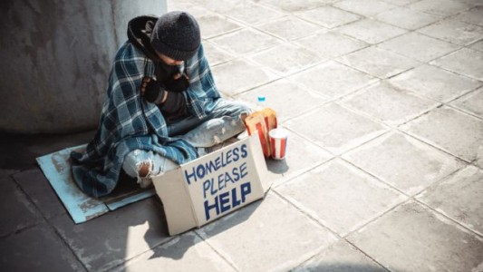 Le dieron 5.600 dólares a personas que viven en la calle: hicieron un estudio para ver que hacían con la plata