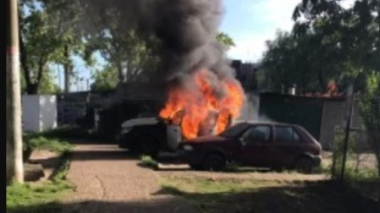 Video: prendieron fuego un patrullero durante un allanamiento