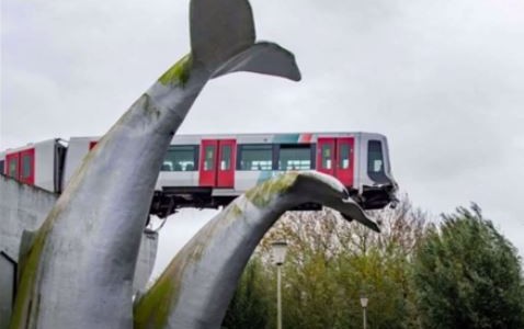 La cola de una escultura de ballena evitó una catástrofe ferroviaria en Holanda