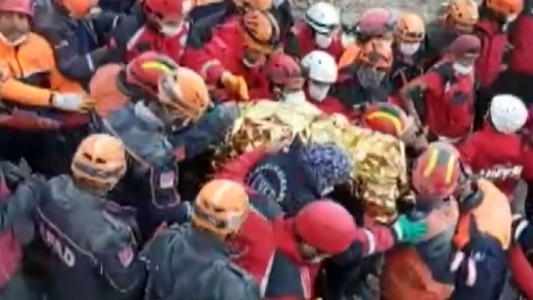 Turquía: 65 horas después del terremoto rescataron a una nena entre los escombros