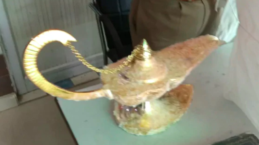 Dos detenidos por venderle "la lámpara de Aladino" a un médico por 41.600 dólares: le prometieron "salud y riqueza"