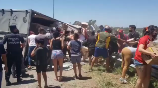 VIDEO: así saquearon la mercadería de un camión que volcó en Circunvalación