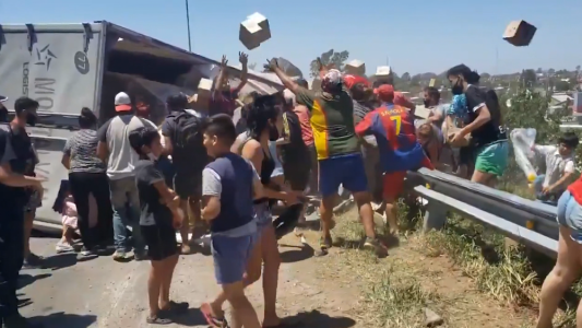 Según la Policía, los vecinos llevaron la carga del camión volcado “autorizados por la empresa”