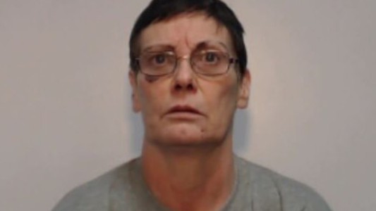 La historia de la "viuda negra": se casó con el hijo de su ex esposo y lo apuñaló en los genitales