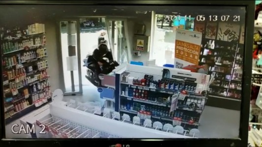 Una moto a toda velocidad se incrustó en una farmacia