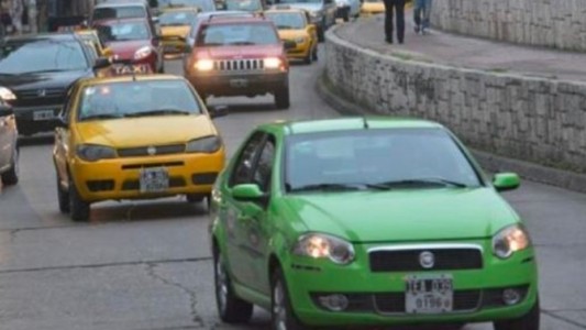 Amarillos o verdes, te dejan en rojo: tomar un taxi o remís cuesta desde hoy el 30% más