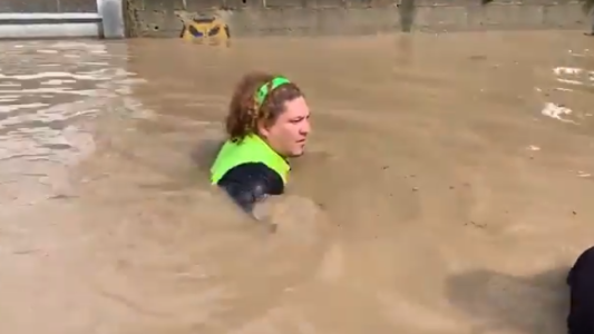 Honduras: Con el agua al cuello, funcionarios rescatan a afectados por las inundaciones