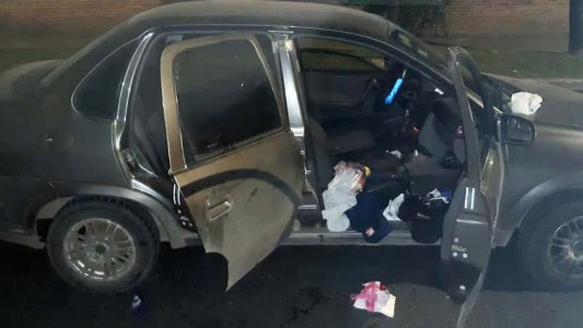 Video: el momento en que un hombre ataca a cuchillazos a su pareja frente a sus dos hijos