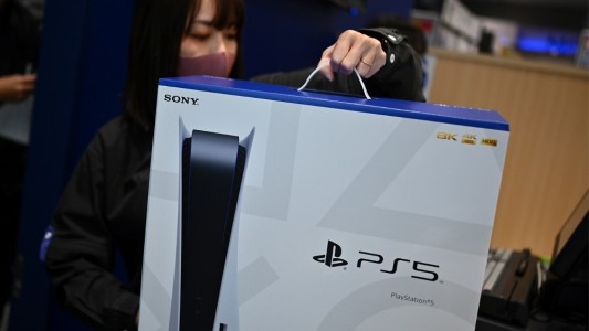 Llegó el día: sale a la venta la Playstatión 5 y se desató la guerra de consolas