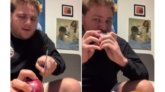 Para mostrar los fuertes síntomas de covid, se grabó comiendo cebollas y ajo