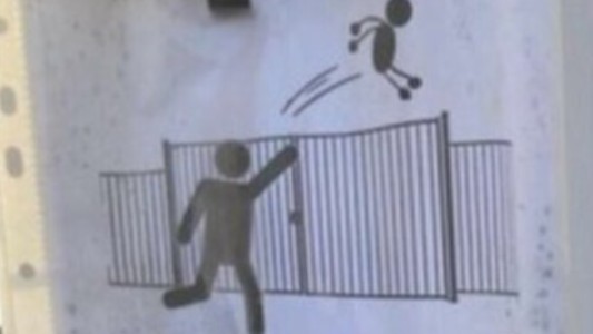 En una escuela piden a los padres que no tiren a sus hijos por encima de la cerca cuando llegan tarde
