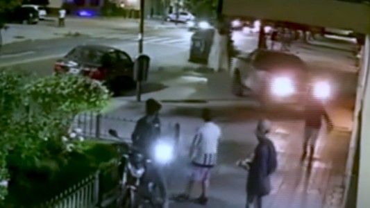 Video: se subió con la camioneta a la vereda para evitar que roben su moto