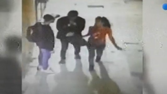 Intentaron robar en una herrería: el dueño los vio por las cámaras, los interceptó pero la policía nunca llegó y se escaparon