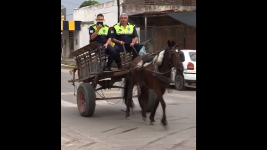 Video: captan a dos policías que se movían en un carro tirado por un caballo