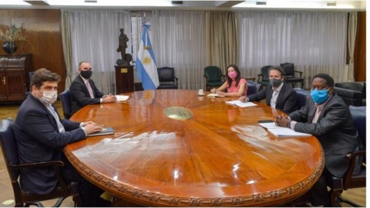 Tras nuevos hisopados, el FMI informó que el funcionario de la misión no tiene coronavirus