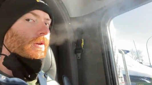 Probó un barbijo en el aire helado y el resultado se volvió viral