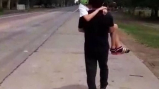 Video: Cruzó con su hija enferma en brazos a otra provincia porque no lo dejaban entrar