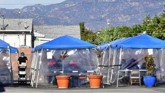 California impone un toque de queda tras el nuevo pico de contagios de coronavirus