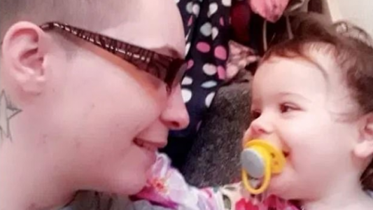 Una mujer mató a su hija de 19 meses al quemarla con agua hirviendo