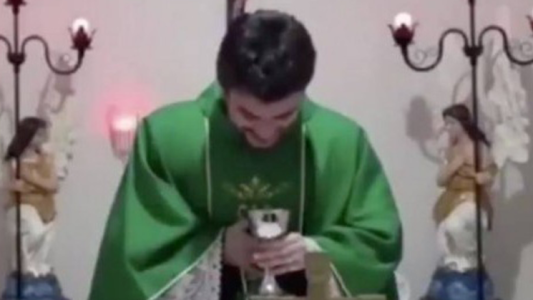 Video: el cura que se tentó de risa en plena misa y se hizo viral