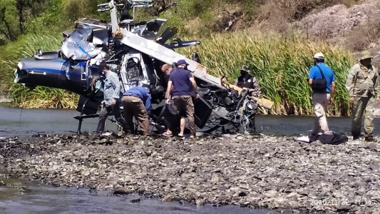 Video: así sacaron del agua el helicóptero de Jorge Brito