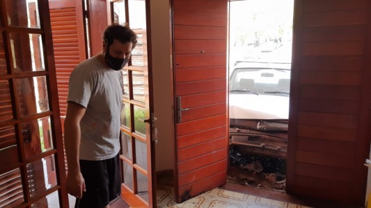 VIDEO Y FOTOS: un auto se incrustó en el frente de una casa en Sagrada Familia