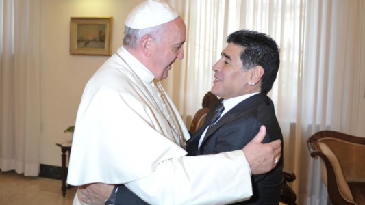 El papa Francisco recordó "con afecto" sus encuentros con Diego Maradona