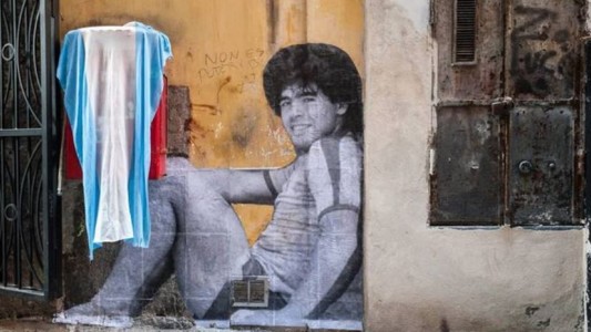 La ciudad que está repleta de murales y altares de Maradona