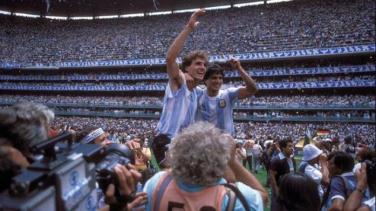 Ruggeri y otros campeones del mundo en México '86 se acercaron a despedir a Maradona