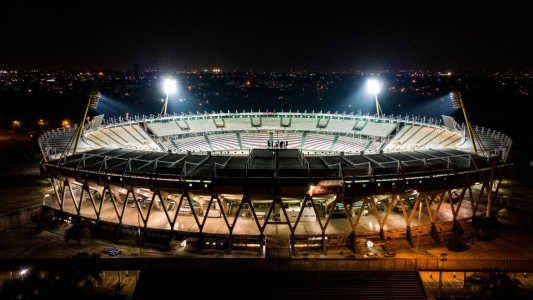 FOTOS Y VIDEO: Los estadios cordobeses se encendieron anoche a las 10, en homenaje al “10”