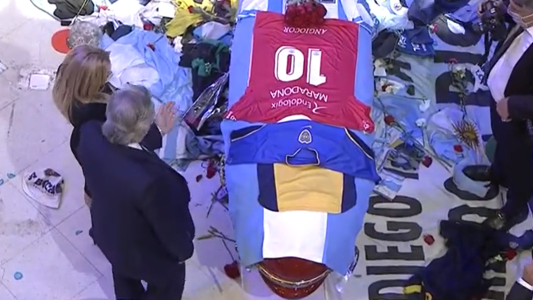 Fernández despidió a Maradona con una camiseta de Argentinos y un pañuelo de Madres