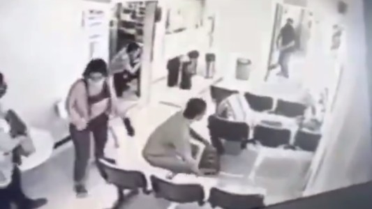 Video: entró a robar a una clínica de embarazadas y lo mató un policía retirado