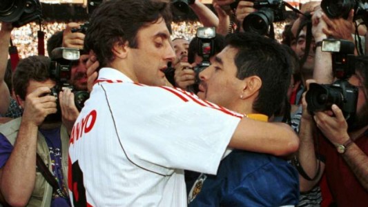 Francescoli se acercó a despedir a su amigo Maradona a 25 años de un abrazo histórico
