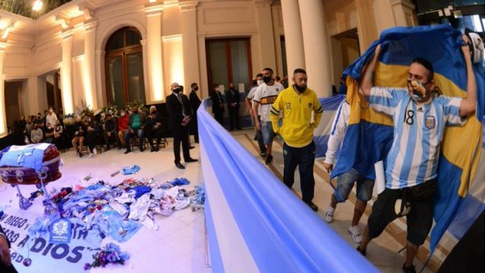 VIDEO| Hinchas tiraron las vallas e ingresaron a Casa Rosada