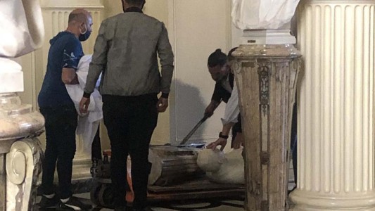 Durante el descontrol en la Casa Rosada, tiraron al piso el busto de Yrigoyen