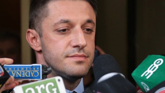 Una mujer le gritó "asesino" al abogado de Maradona y se escucharon aplausos desde el sector de la familia